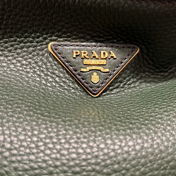 Prada green leather shoulder bag with adjustable strap & metal hardware - Picture 4 of 14